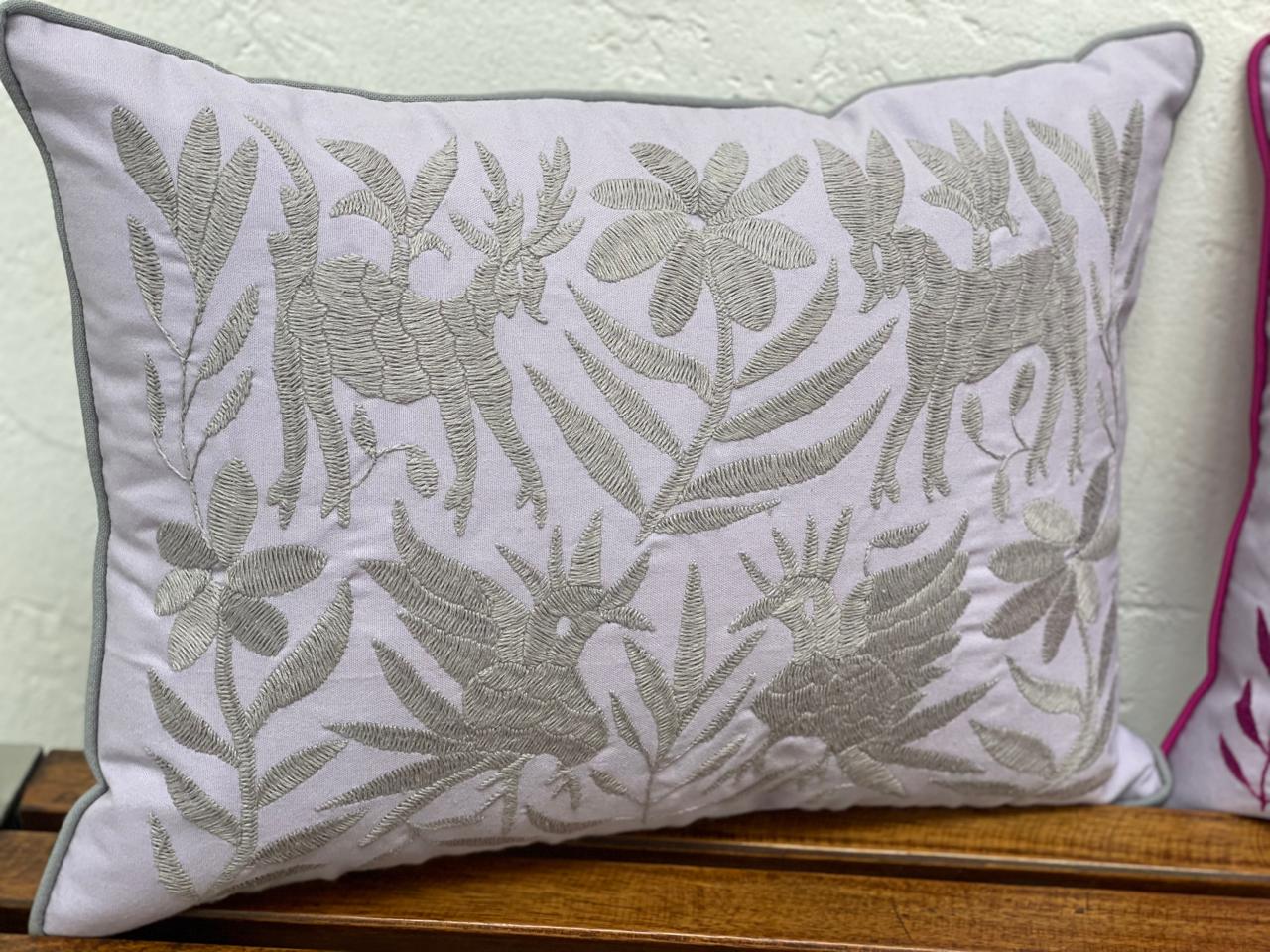 Cojín Otomí Bordado Flora y Fauna