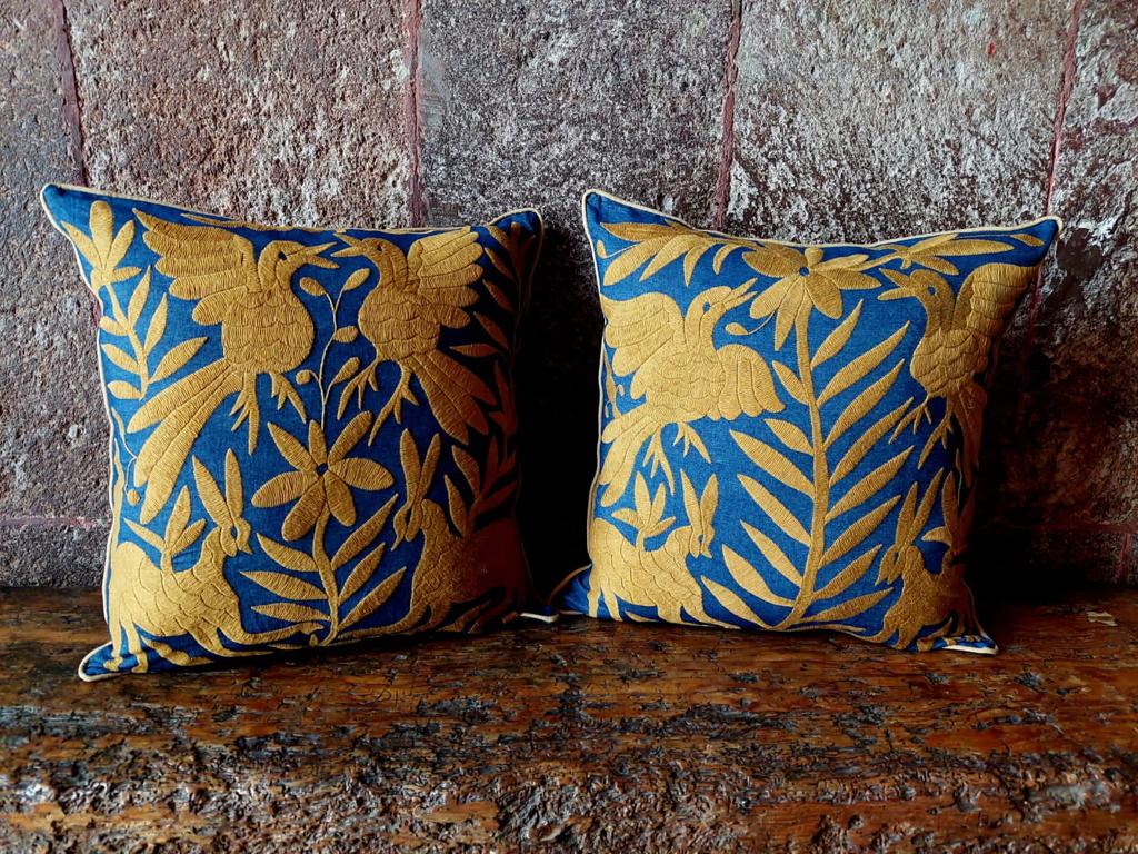 Cojín Otomí Bordado Flora y Fauna