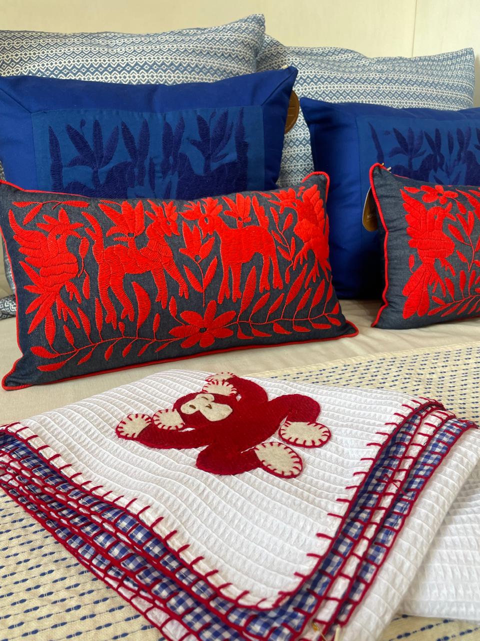 Cojín Otomí Bordado Flora y Fauna