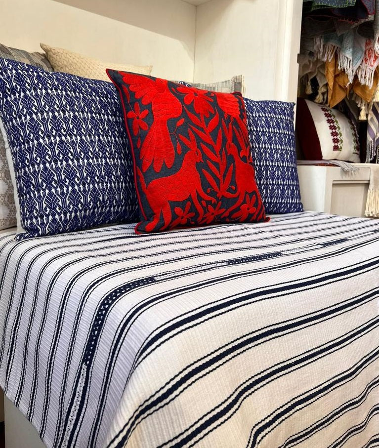 Cojín Otomí Bordado Flora y Fauna