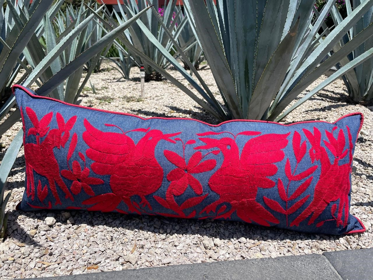 Cojín Doble Lumbar Otomí Bordado Flora y Fauna