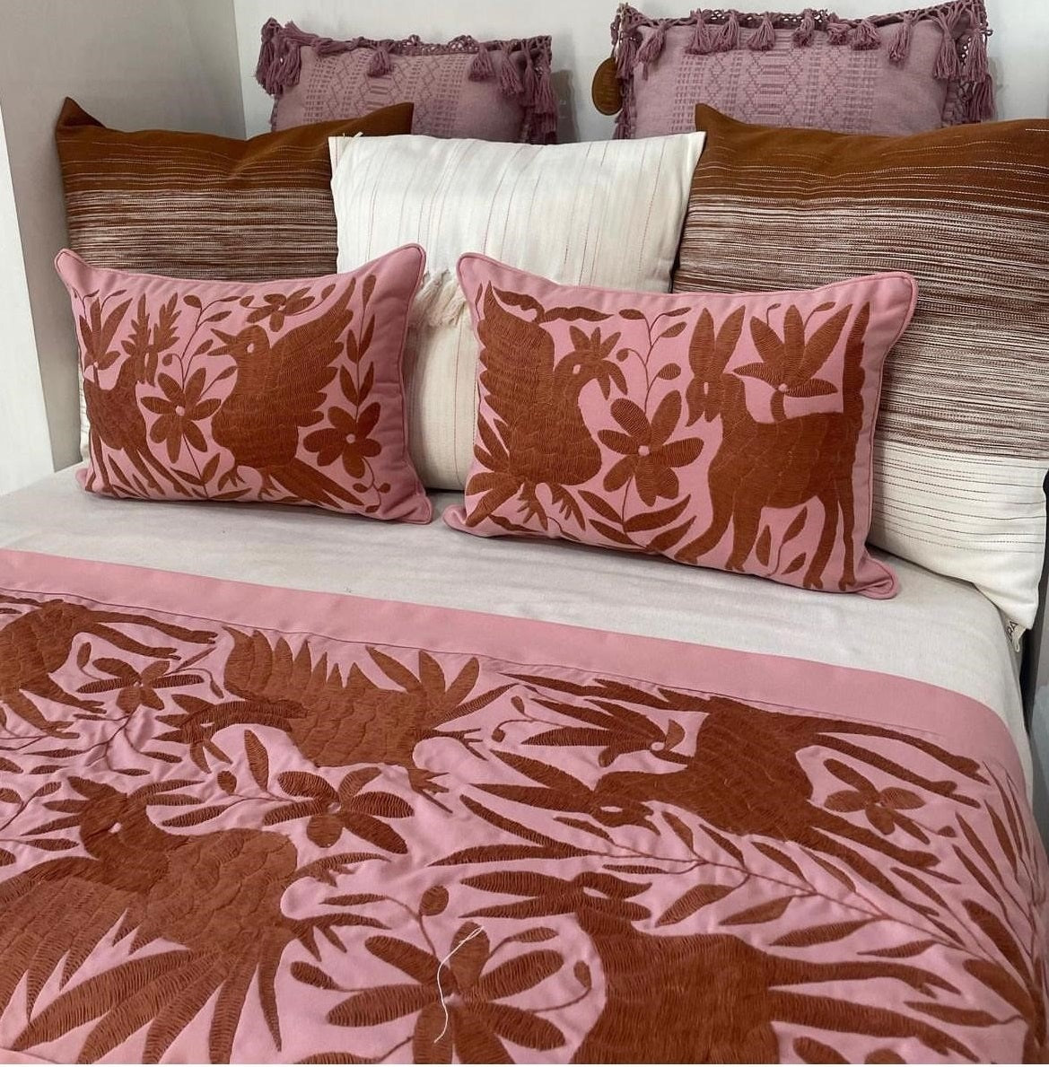 Cojín Otomí Bordado Flora y Fauna