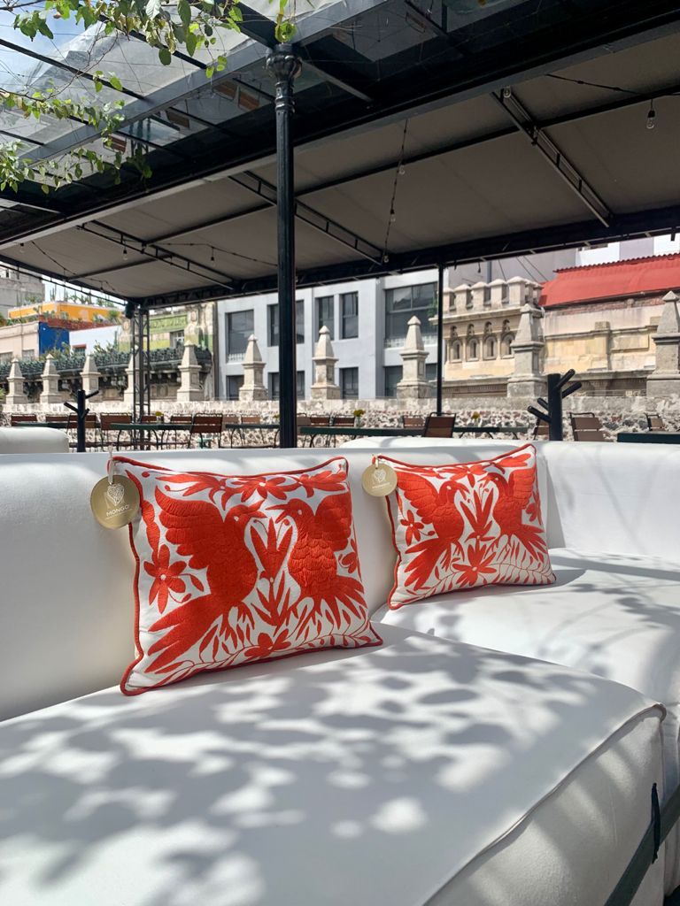 Cojín Otomí Bordado Flora y Fauna