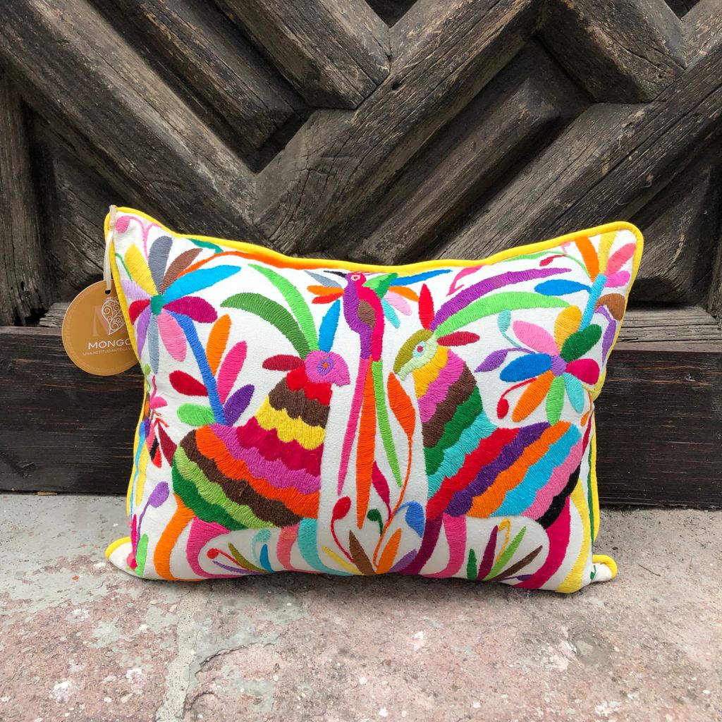 Cojín Otomí Bordado Flora y Fauna