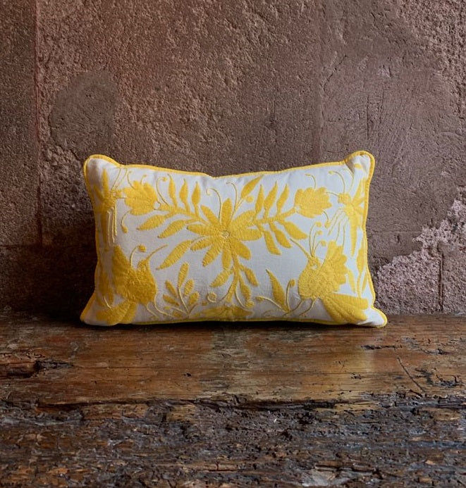 Cojín Otomí Bordado Flora y Fauna