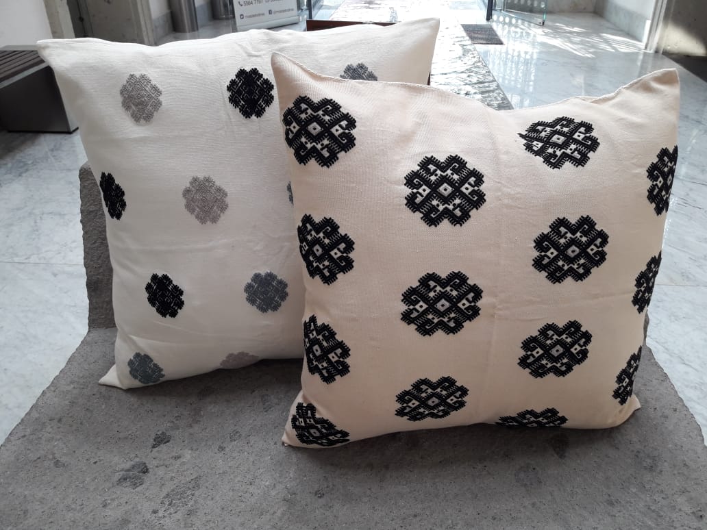 Cojín Telar de Cintura Brocado Huellas