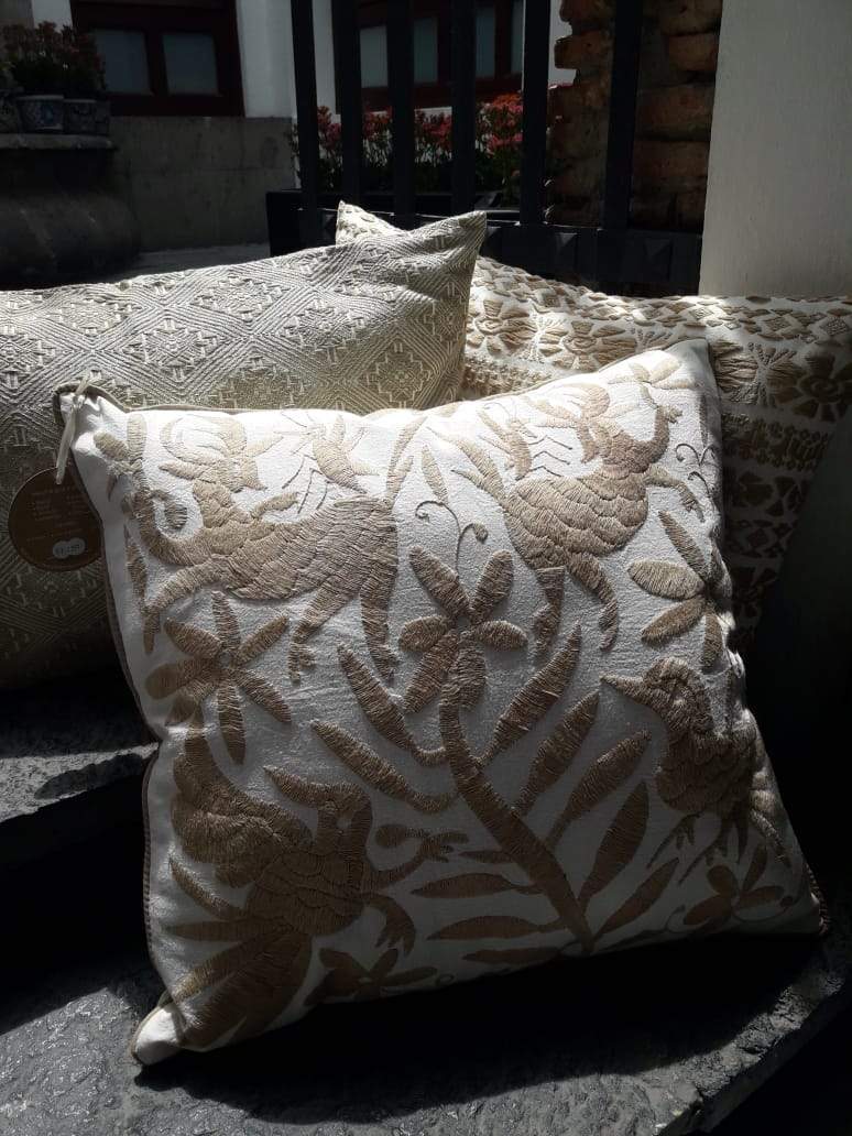 Cojín Otomí Bordado Flora y Fauna