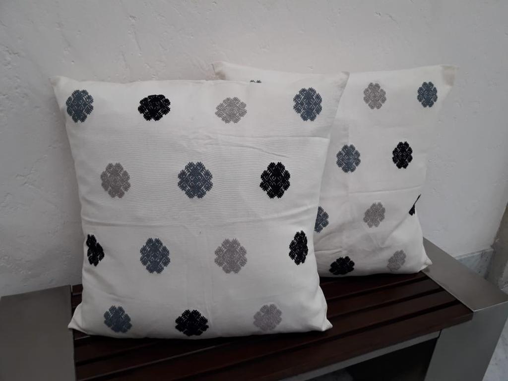 Cojín Telar de Cintura Brocado Huellas