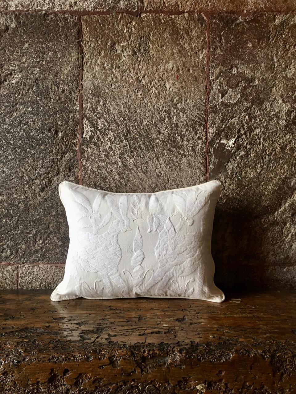 Cojín Otomí Bordado Flora y Fauna