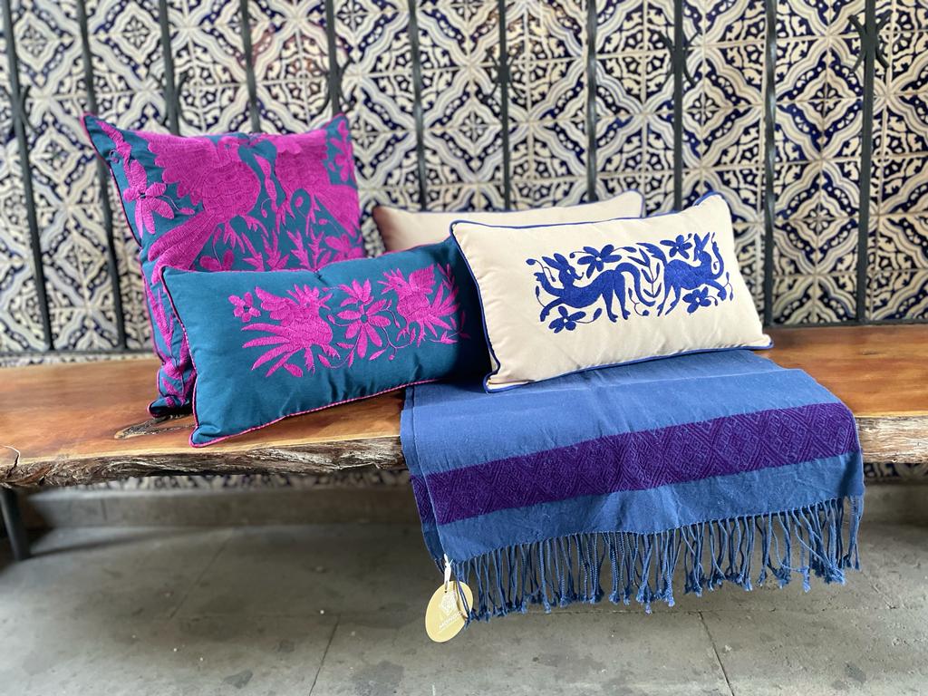 Cojín Otomí Lumbar Bordado Flora y Fauna