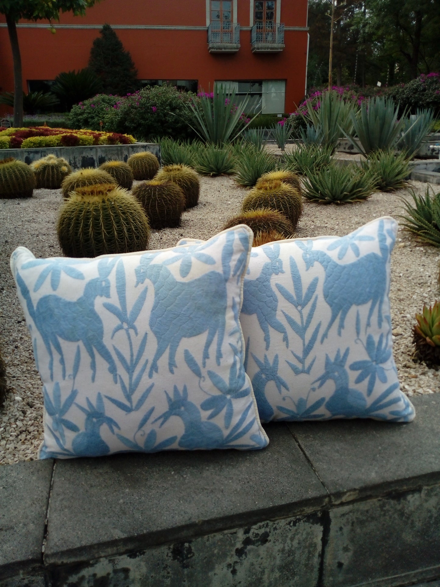 Cojín Otomí Bordado Flora y Fauna