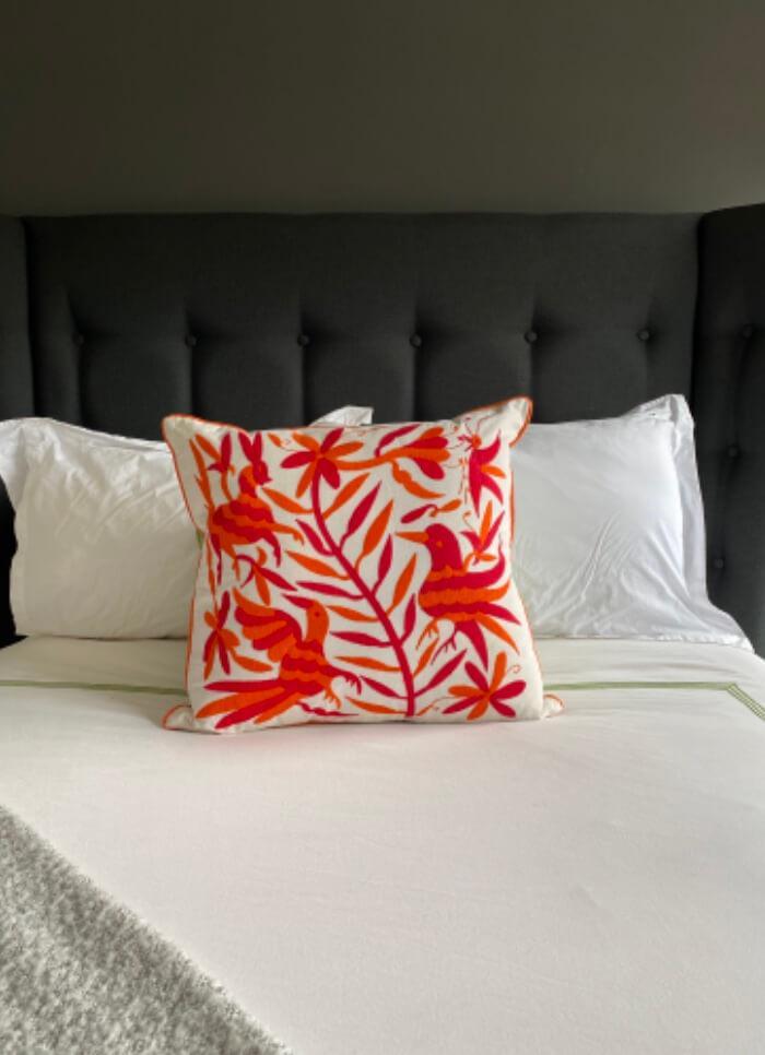 Cojín Otomí Bordado Flora y Fauna