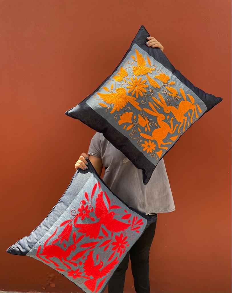 Cojín Otomí Bordado Flora y Fauna