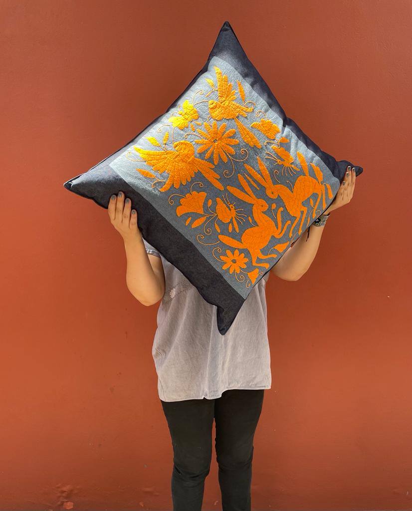 Cojín Otomí Bordado Flora y Fauna