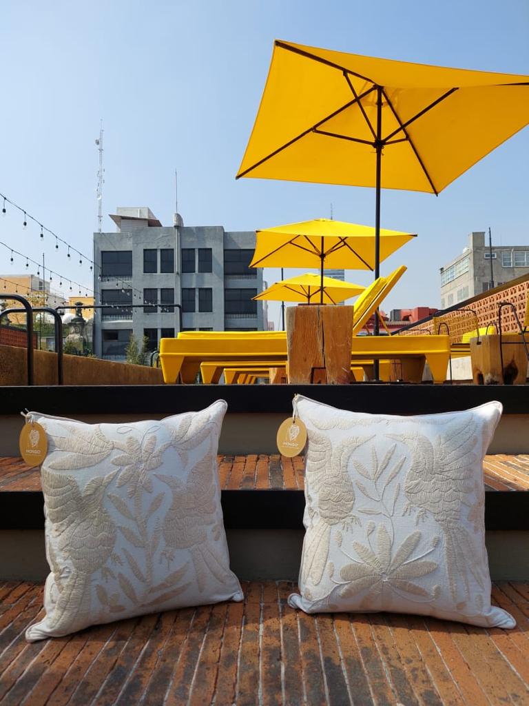 Cojín Otomí Bordado Flora y Fauna