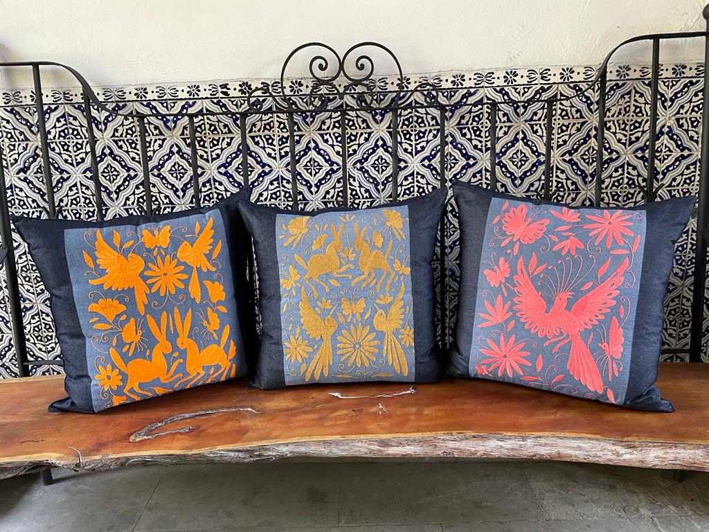 Cojín Otomí Bordado Flora y Fauna