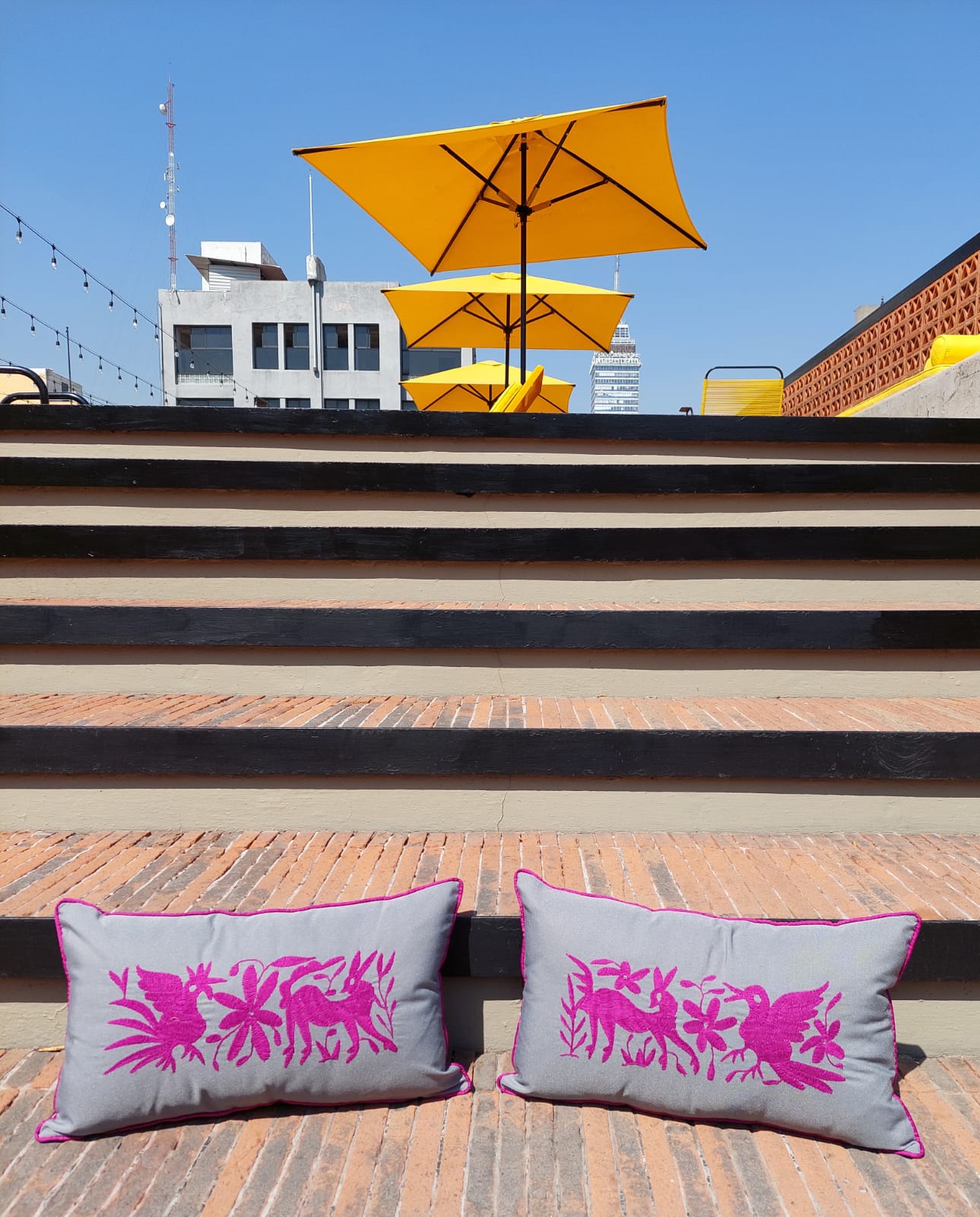 Cojín Otomí Lumbar Bordado Flora y Fauna