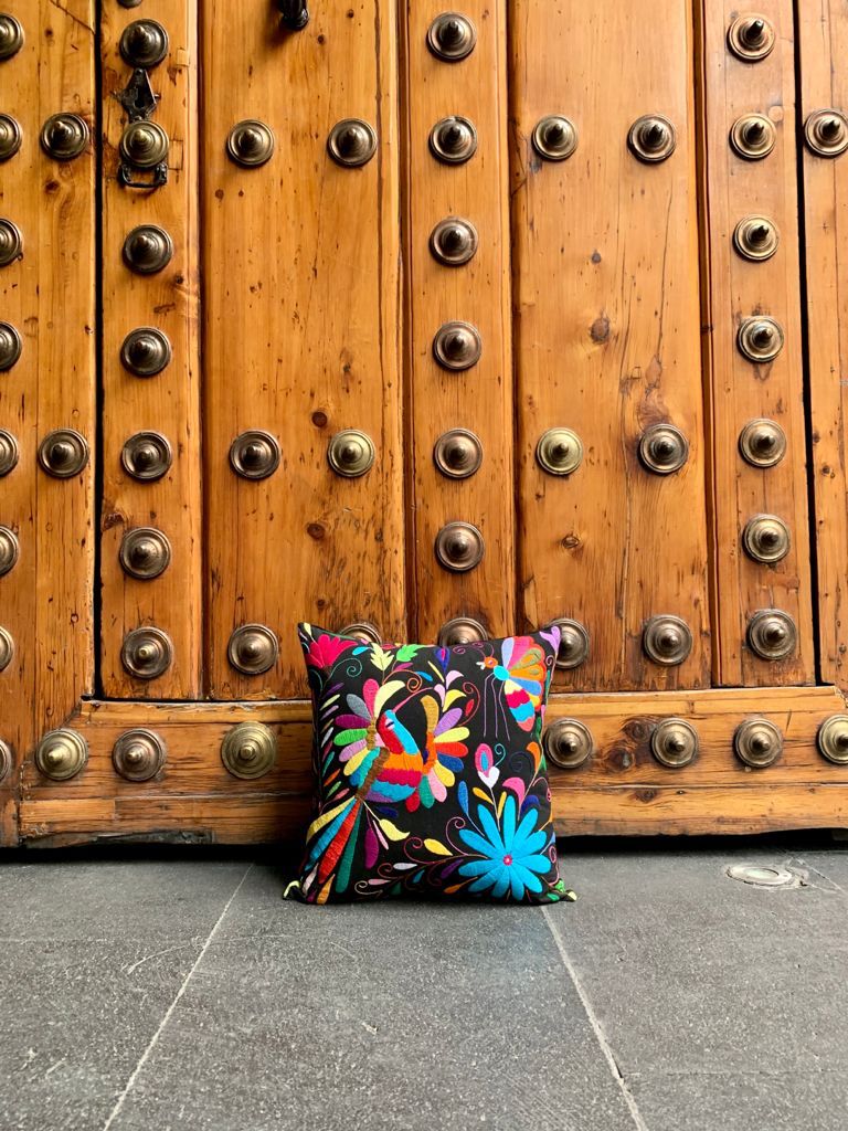 Cojín Otomí Bordado Flora y Fauna