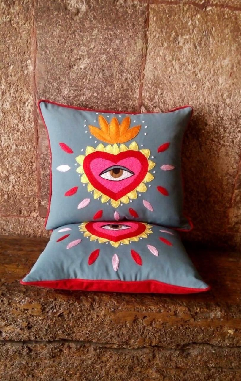 Cojín Mazahua Corazón Coronado