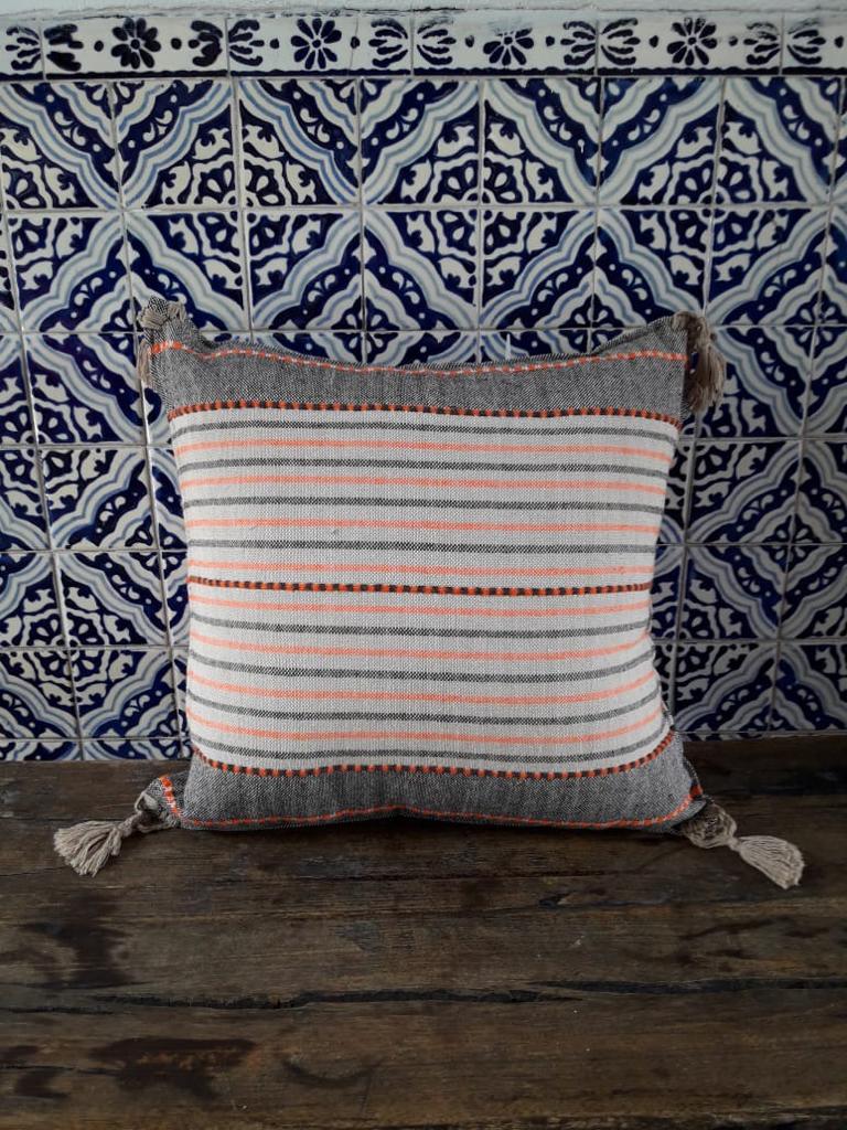 Cojín Zapoteco Pompones