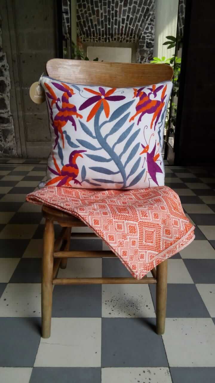 Cojín Otomí Bordado Flora y Fauna