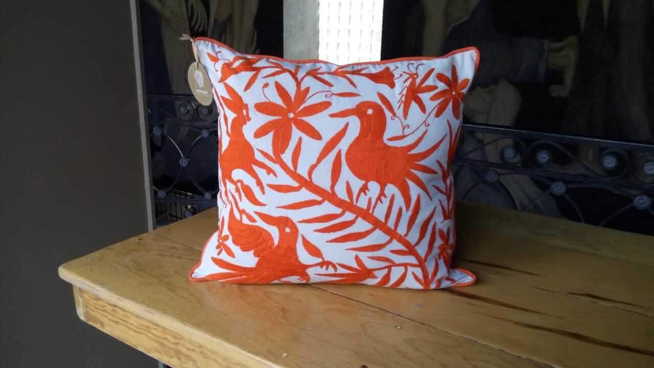 Cojín Otomí Bordado Flora y Fauna