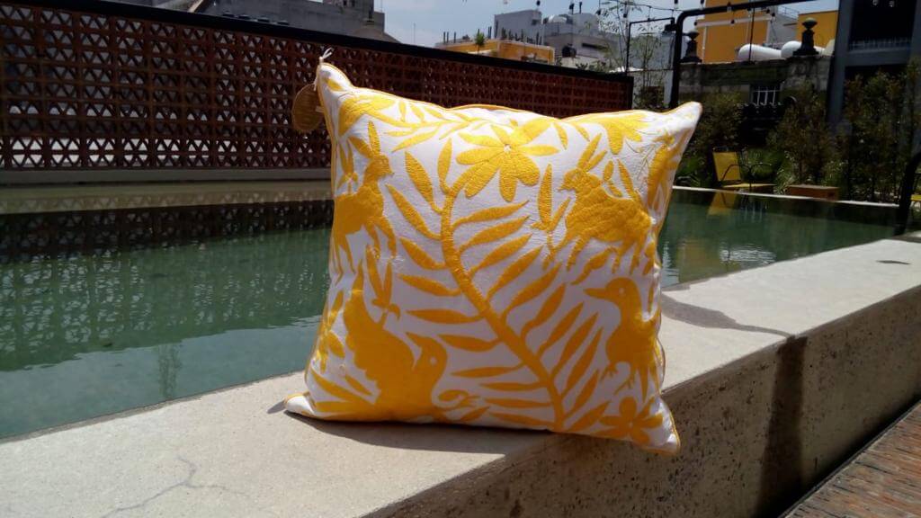 Cojín Otomí Bordado Flora y Fauna