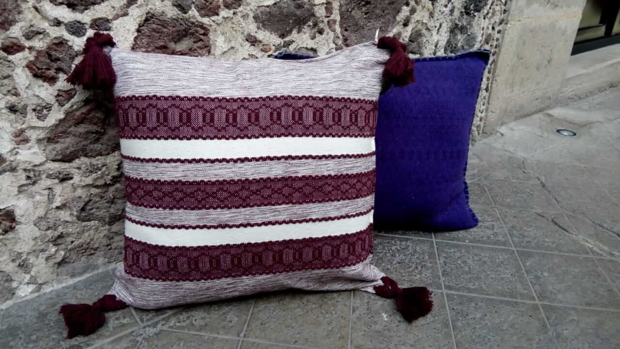 Cojín Zapoteco Greca Pompones
