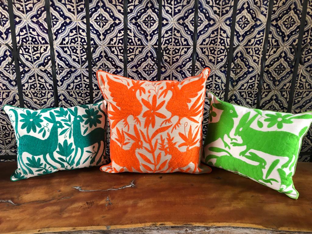 Cojín Otomí Bordado Flora y Fauna