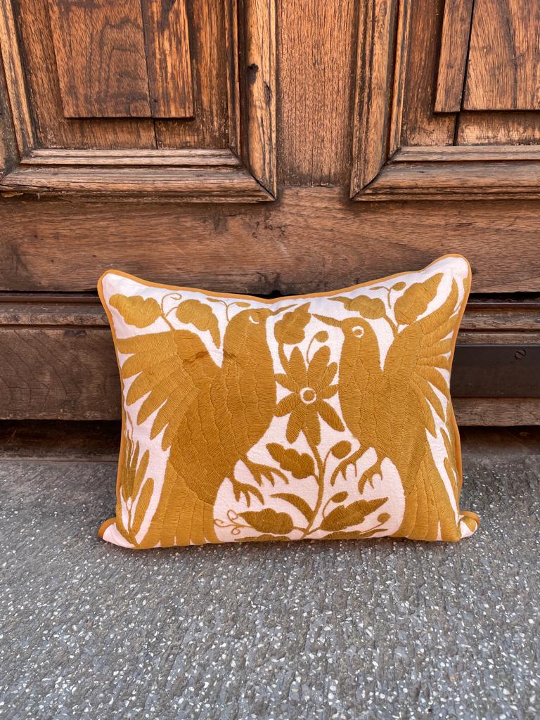 Cojín Otomí Bordado Flora y Fauna