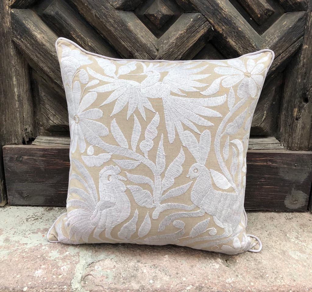 Cojín Otomí Bordado Flora y Fauna