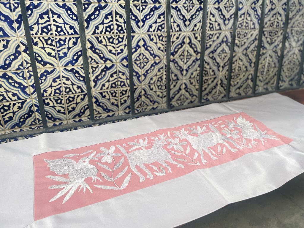 Camino Otomí Flora y Fauna Bordado Centrado