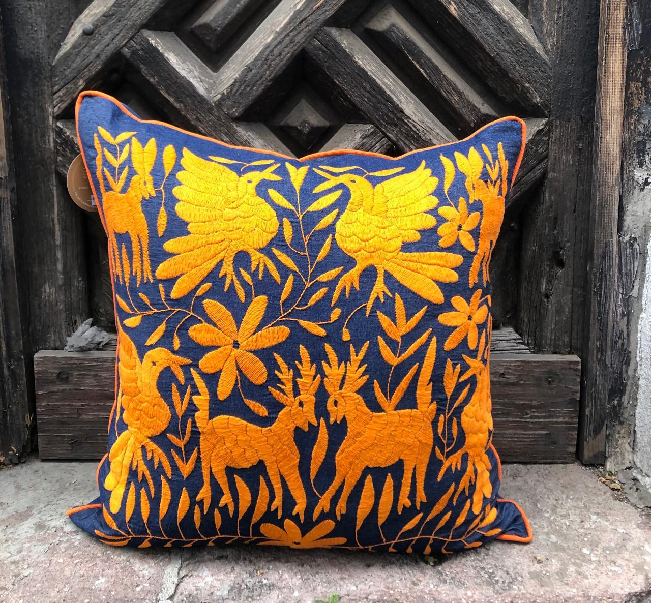 Cojín Otomí Bordado Flora y Fauna