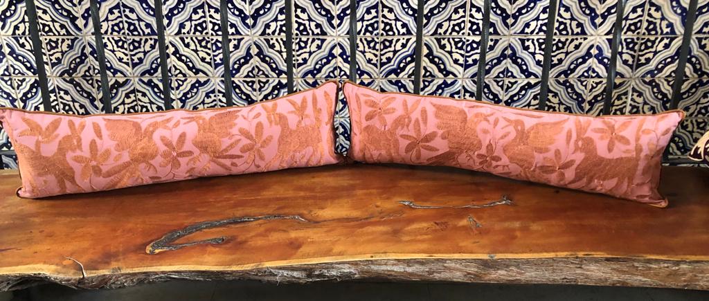 Cojín Doble Lumbar Otomí Bordado Flora y Fauna