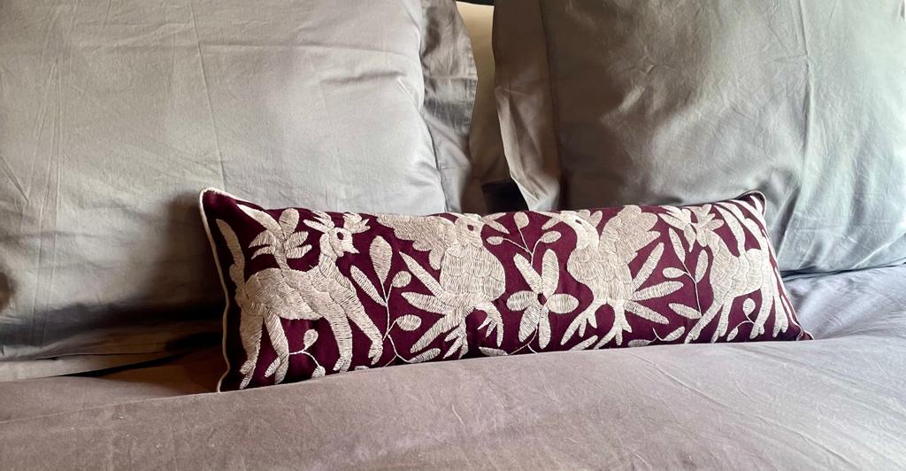 Cojín Doble Lumbar Otomí Bordado Flora y Fauna