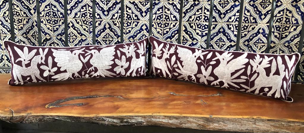 Cojín Doble Lumbar Otomí Bordado Flora y Fauna