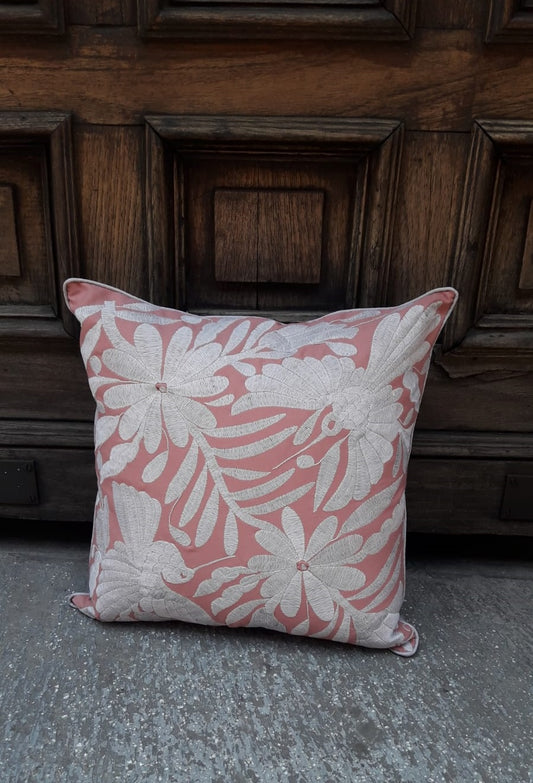 Cojín Otomí Bordado Flora y Fauna