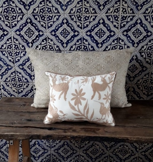 Cojín Otomí Bordado Flora y Fauna