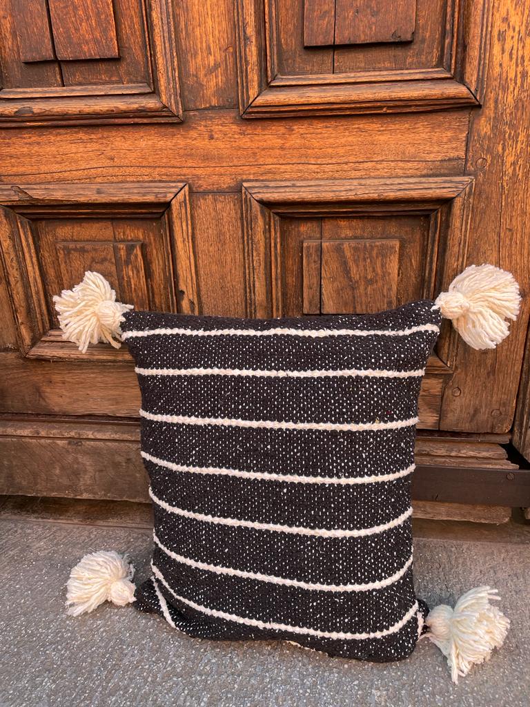 Cojín Cuadrado Otomí Con Pompones