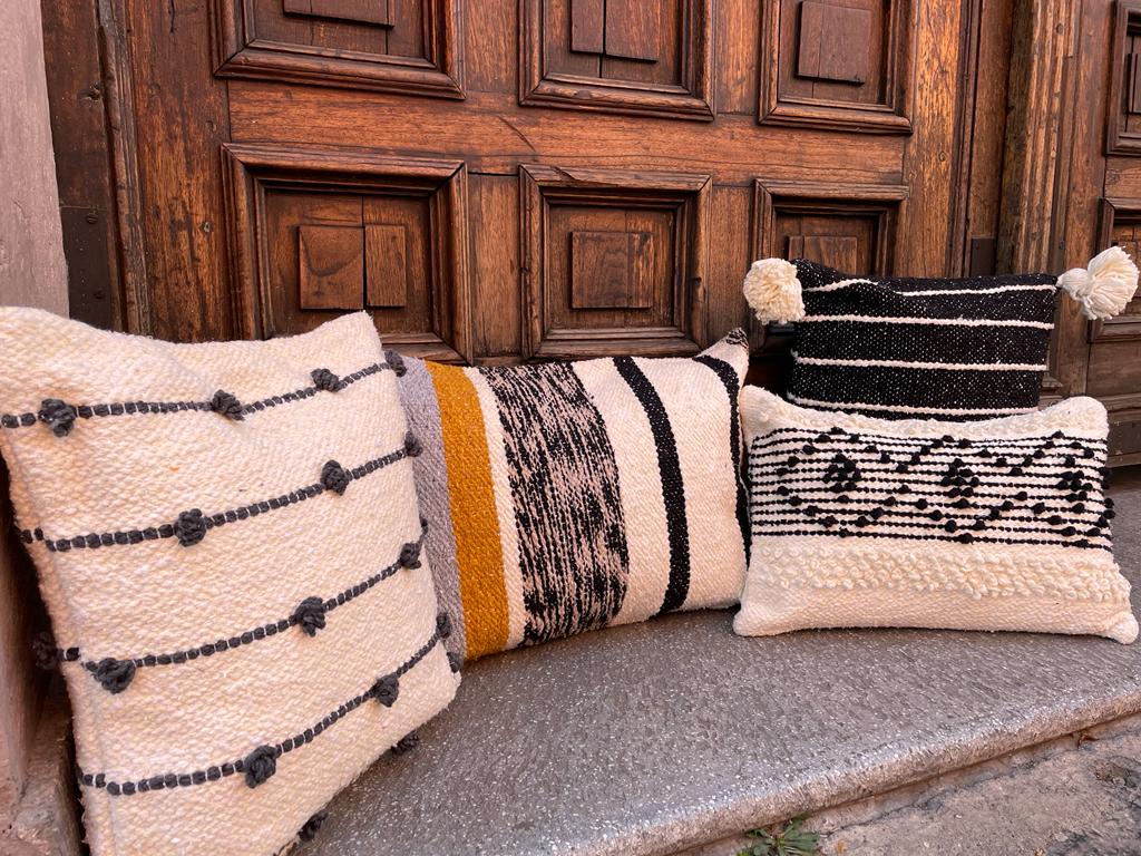 Cojín Cuadrado Otomí Con Pompones