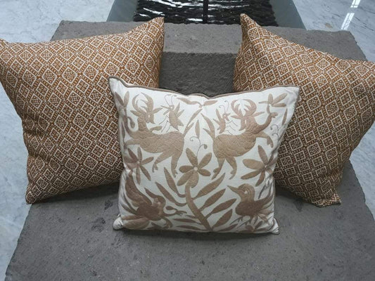 Cojín Otomí Bordado Flora y Fauna