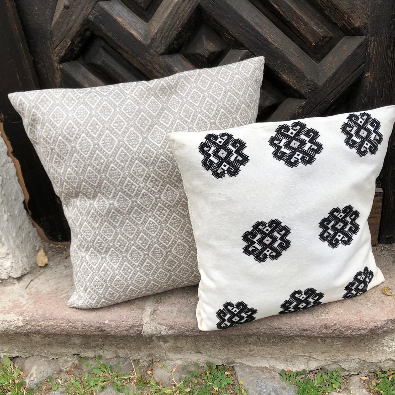 Cojín Brocado Huellas