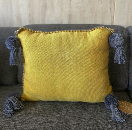 Cojín Lana Rectangular Pompones Cascada
