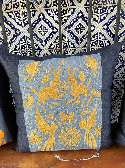 Cojín Otomí Bordado Flora y Fauna