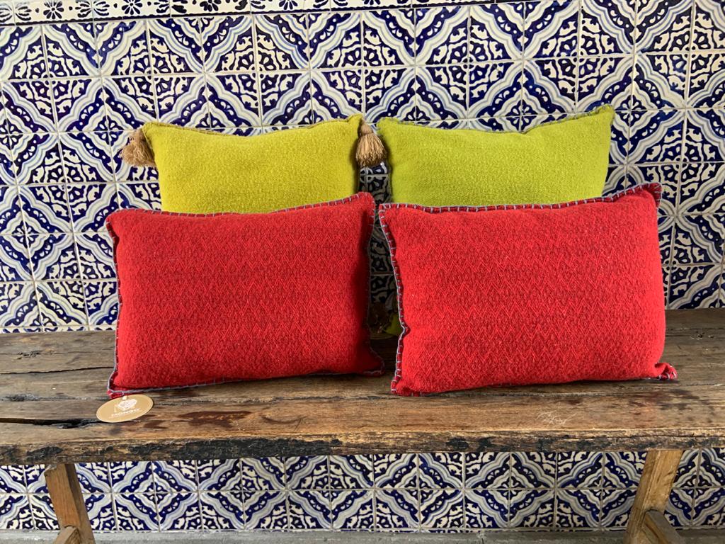 Cojín Lana Cuadrado Con Pompones