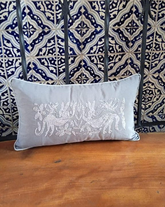 Cojín Otomí Lumbar Bordado Flora y Fauna