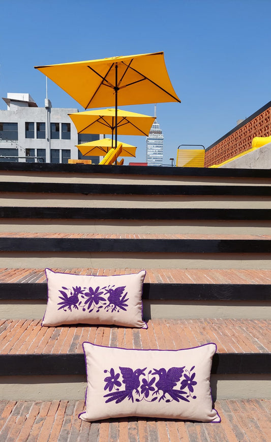 Cojín Otomí Lumbar Bordado Flora y Fauna Centrado