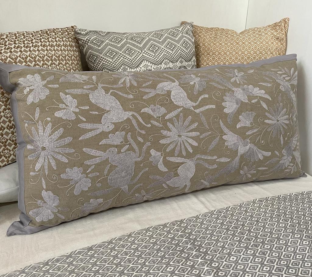 Almohadón Otomí bordado flora y fauna