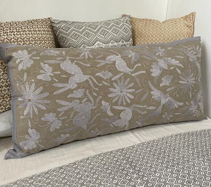 Almohadón Otomí bordado flora y fauna