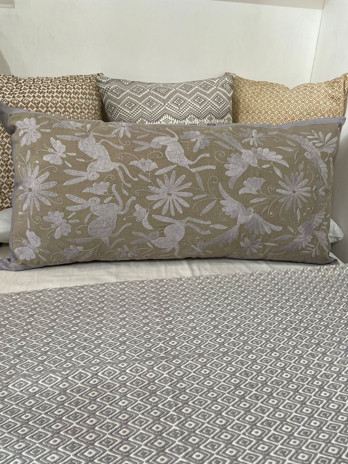 Almohadón Otomí bordado flora y fauna